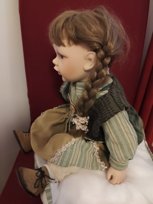 Boneca grande em porcelana.