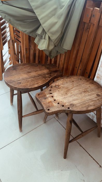 4 Portuguese-style stools/table64738267665538120