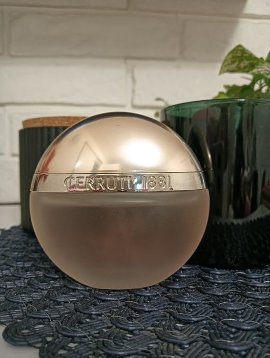 Cerruti 1881

 

Nuta głowy: be