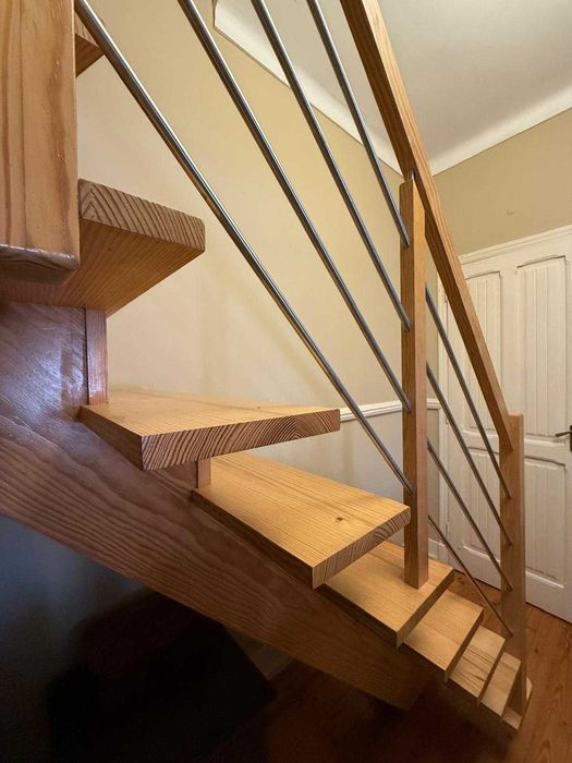 Escada interior em pinho nacional maciço e inox