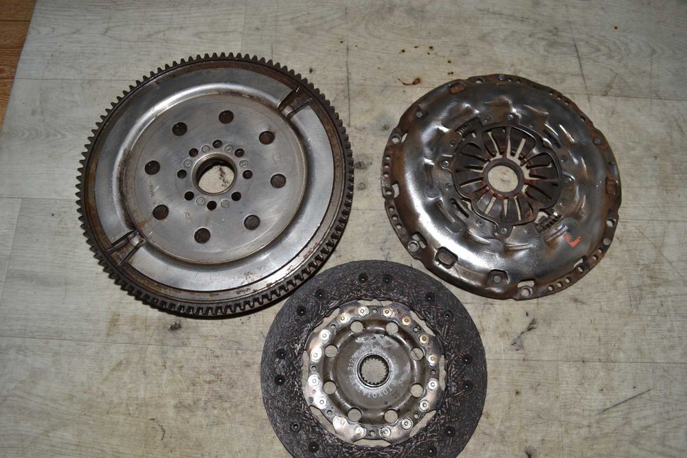 Маховик демпферний+комплект зчеплення Toyota Rav 4/Avensis/Auris 2.0 2.2D 134500R010