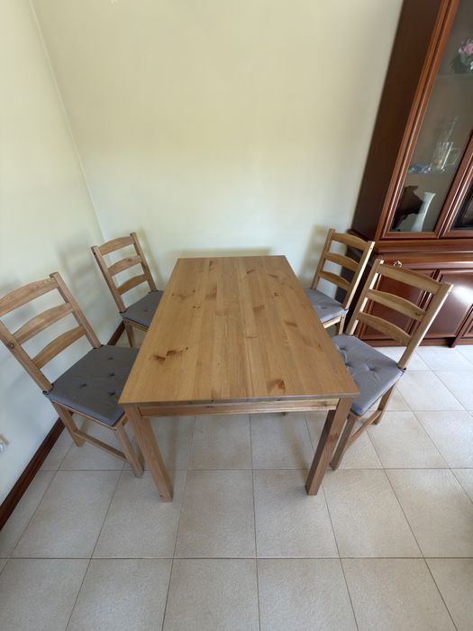 Mesa com 4 cadeiras