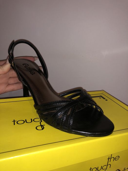 Sandália de salto nova