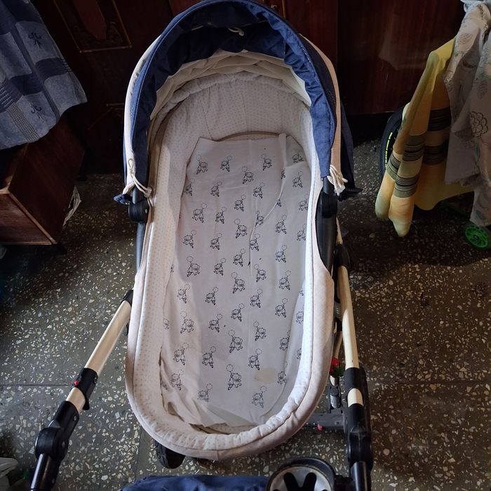 Коляска, люлька для дитини, дитяча коляска.