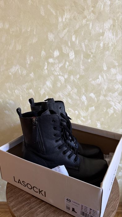 Продаю жіночі черевики Lasocki 40 розмір