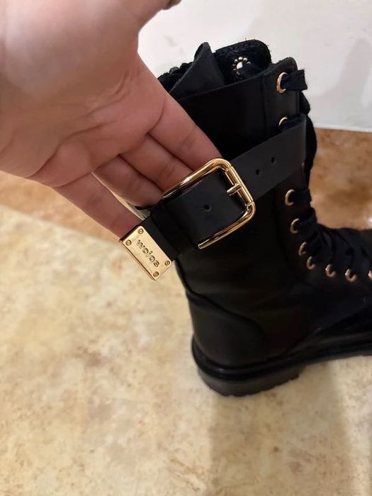 Wojas botki z ozdobną klamrą