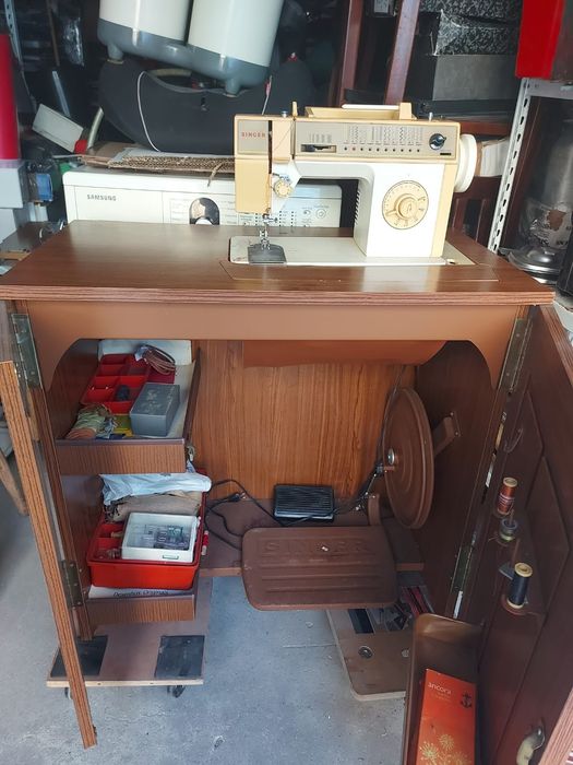 Máquina de costura Singer com móvel
