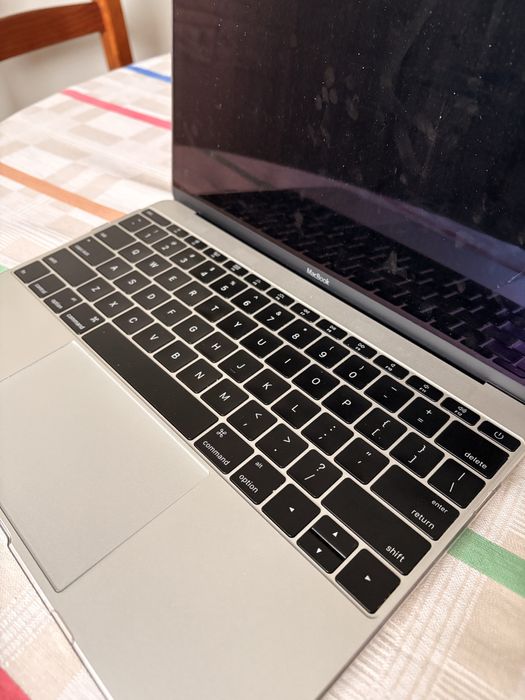 Macbook 12 polegadas (2015), modelo base A1534