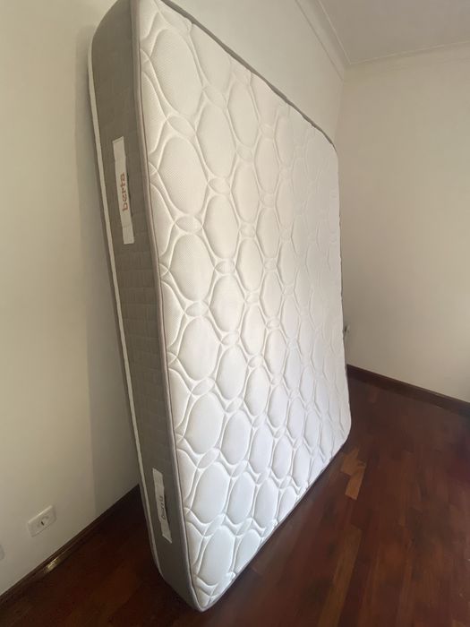Cama / sommier com colchão completamente como novo 2.00x1.40x0.30mt