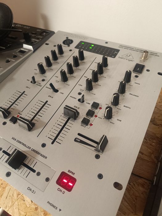 2 CDJ 400 e mesa de mistura Behringer DX626