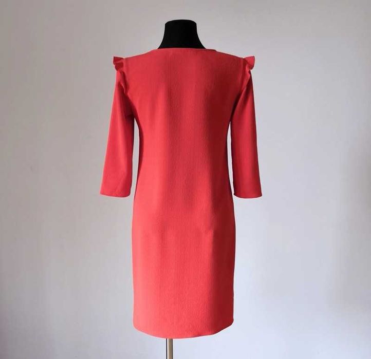 Czerwona sukienka dekolt serek z falbankami na ramionach promod