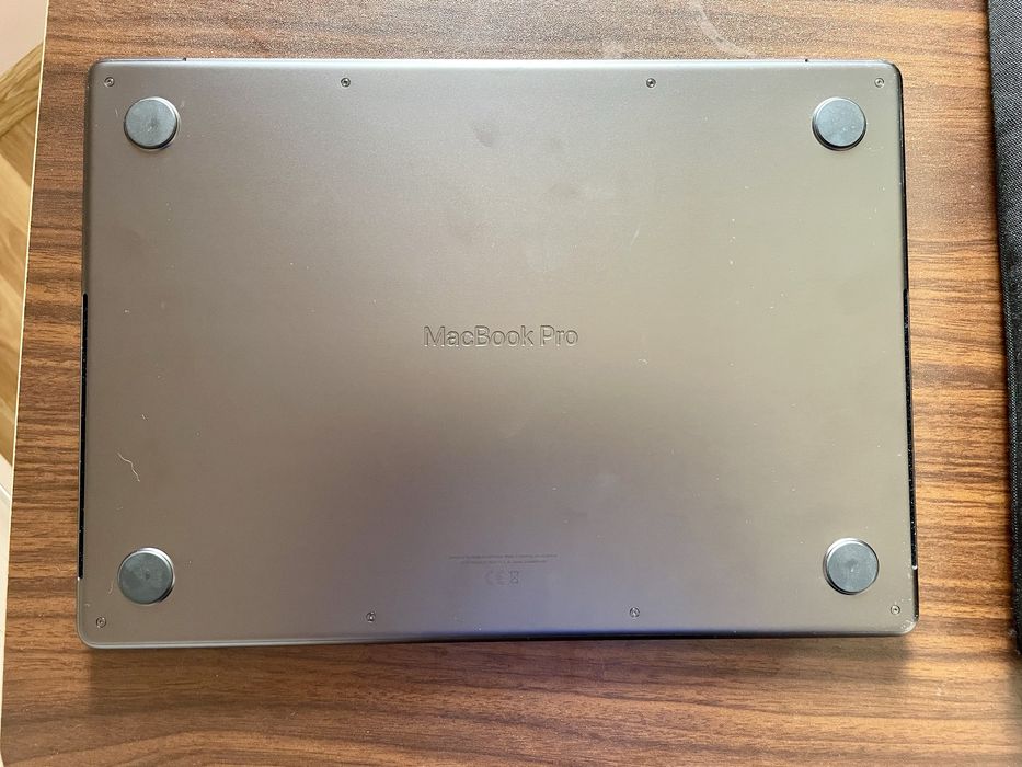Macbook m5 pro jak nowy / 1TB / 16 GB ram/ Zakupiono w 2026 roku