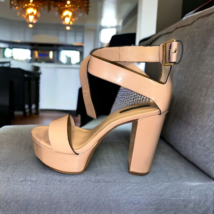 Sandaly na obcasie koturnie zara