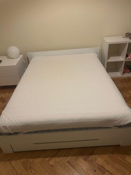 Cama de casal branca, com colchão incluído, com gaveta para arrumação