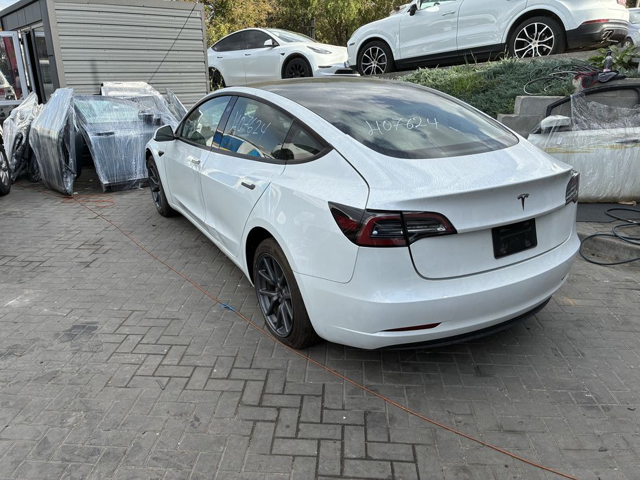 Tesla model 3 2023 залізофосфат