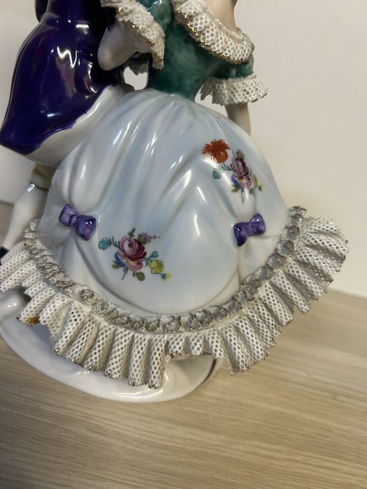 Porcelanowa figurka – para w strojach z epoki nr.9454