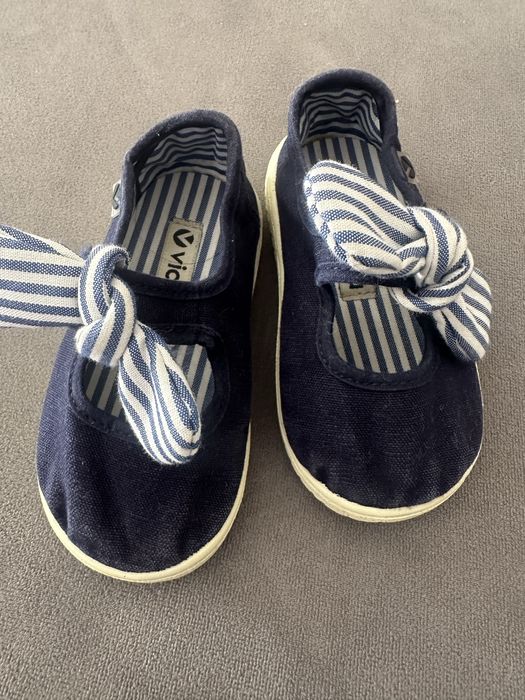 Sapatos marca Vitoria , com laço tamanho 21