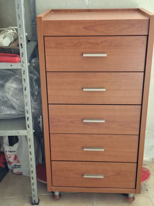 Movel de quarto camiseiro com 5 gavetass.