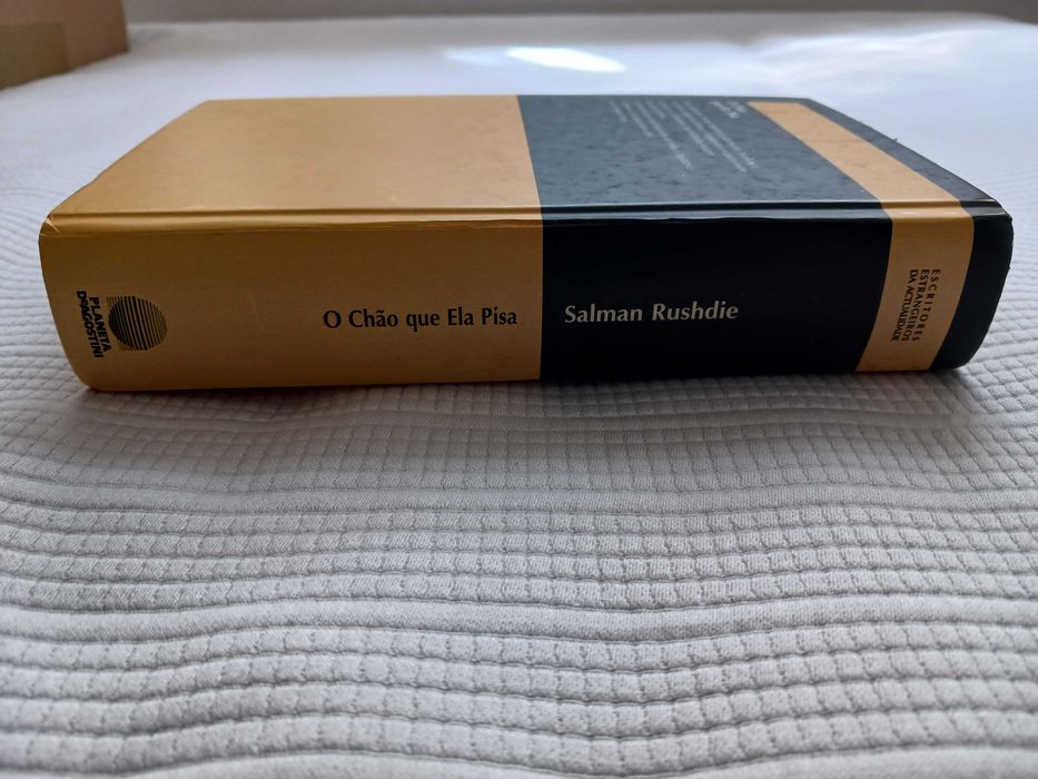 Livro O Chão que ela Pisa, de Salman Rushdie