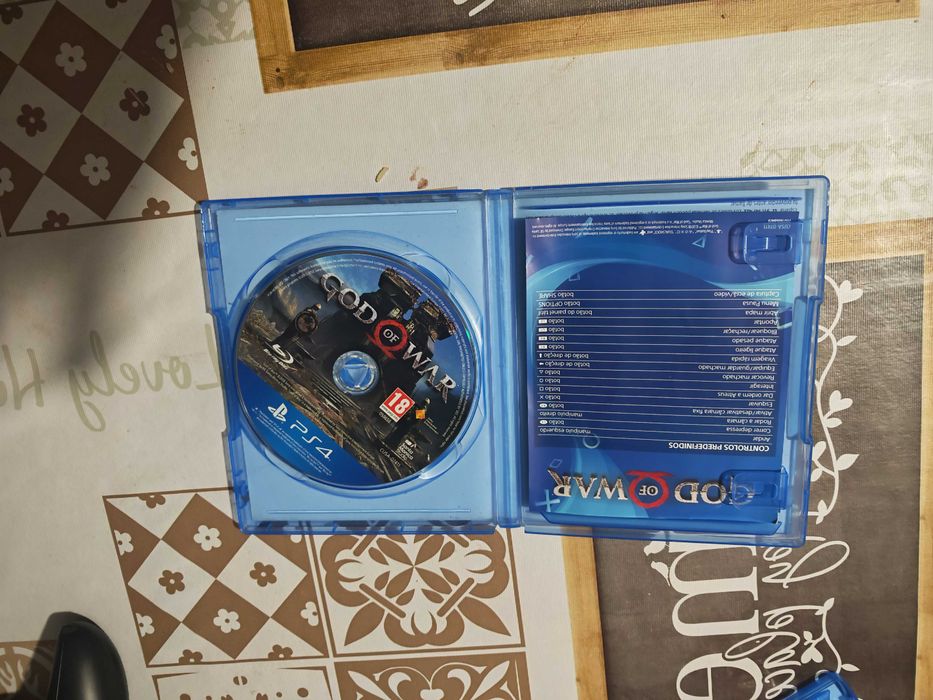 PS4 slim 1TB com dois jogos e TV 32 polegadas.