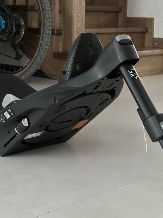 Продаж станції для автокрісла бренду cybex