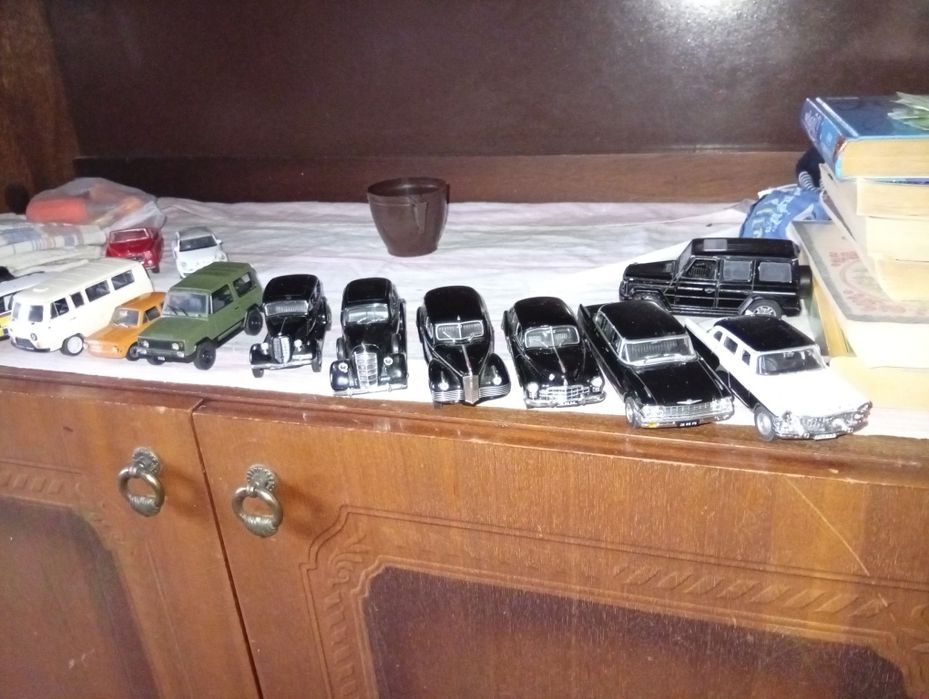 Продам подборку моделек1/43