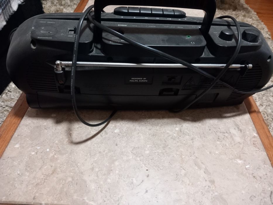 Aquecedor e rádio cassetes a funcionar