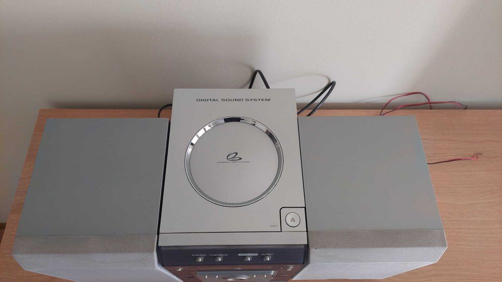 Mini wieża LG z kaseta,CD,radio cyfrowe , głośniki