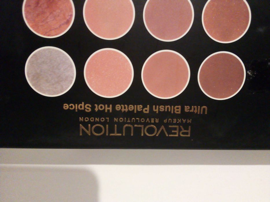 REVOLUTION  ultra professional BLUSH hot spice  palette
