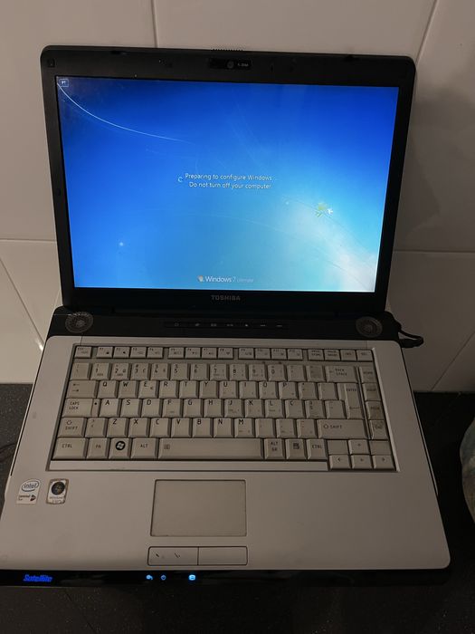 Computador portátil Toshiba A200-1EK a funcionar
