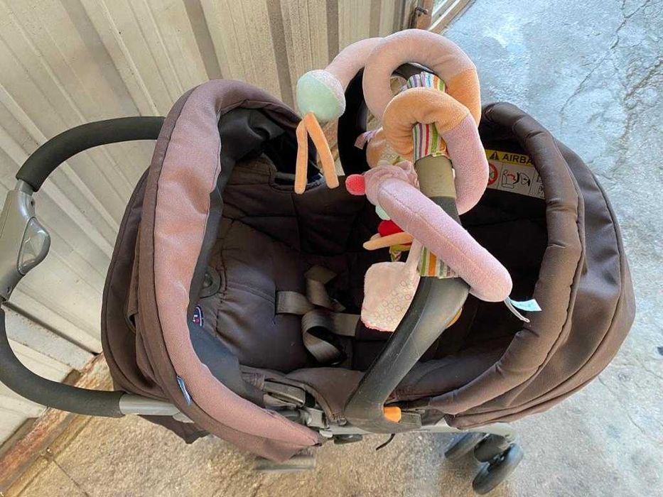Carrinho bébé Chicco,usado em muito bom estado. Com ovo para automóvel