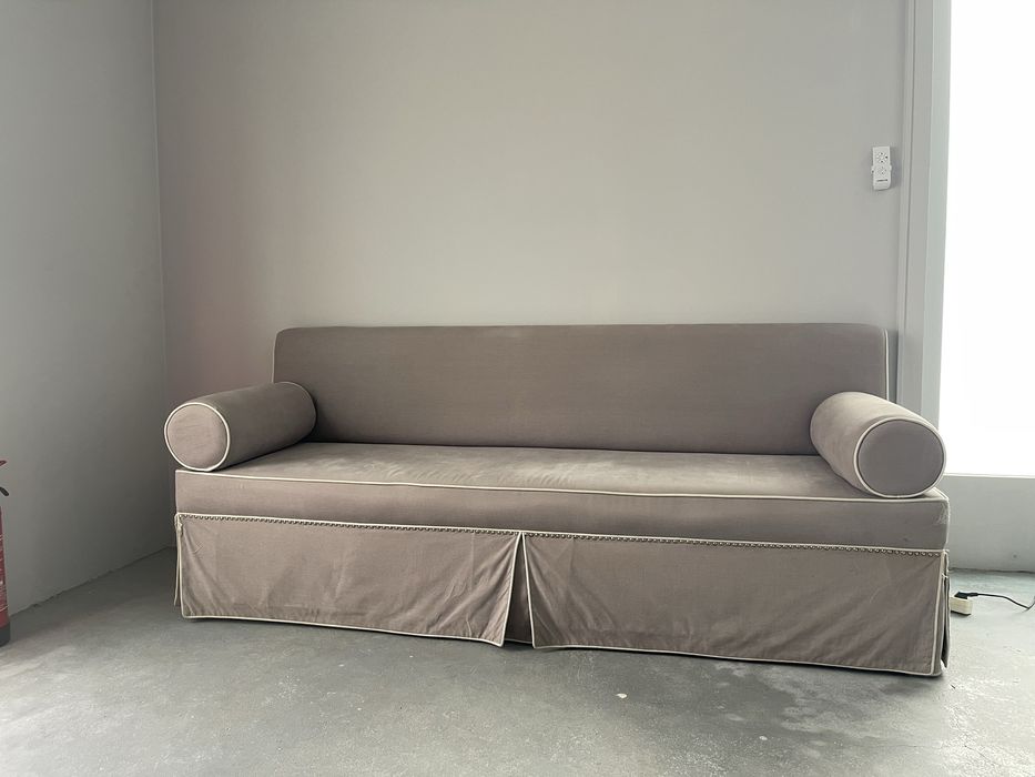 Sofá de madeira maciça