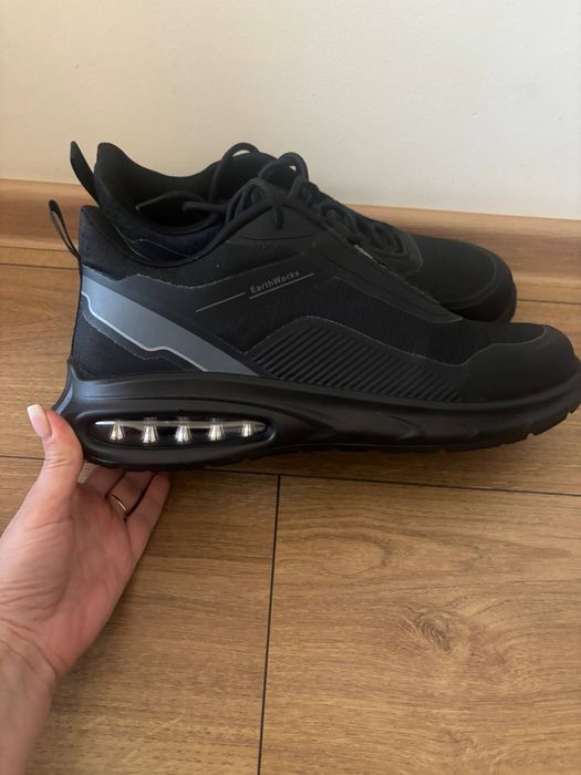 Продам новые кроссовки