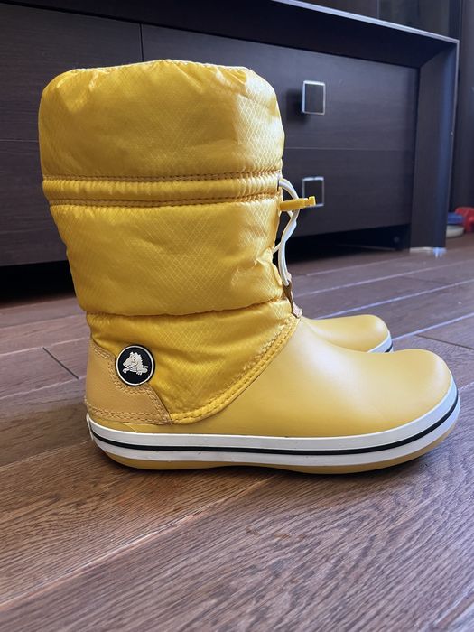 жовті гумові зимові чоботи crocs