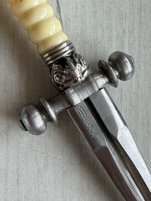 Sztylet z głowicą w kształcie korony cesarskiej