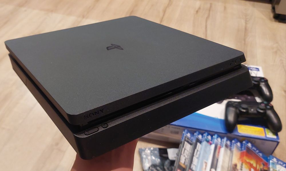 Konsola PS4 Slim 1,5 TB, 2 pady, 9 gier
