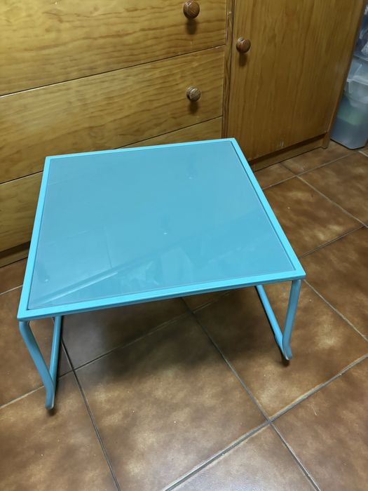 Mesa de Centro IKEA azul em vidro usada