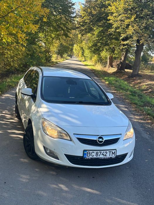 Opel Astra J 2011