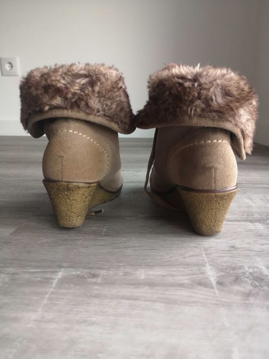 Botins de camurça beje, com pêlo por dentro e salto alto; Natura, 36