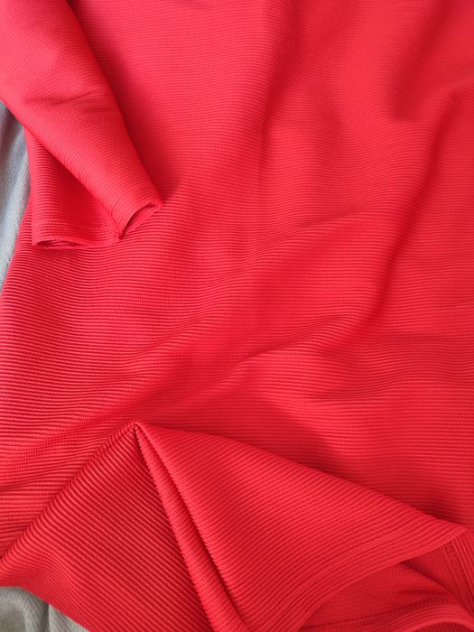 Czerwona sukienka oversize na różne okazje