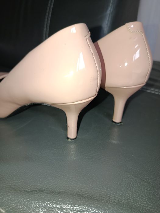 Buty na niewysokiej szpilce. 38, 24.5 cm