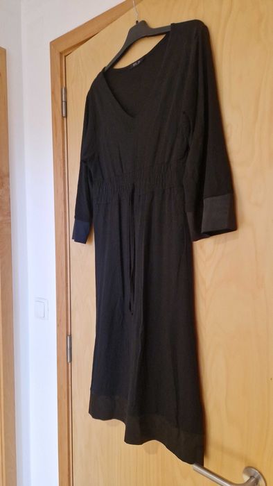 Vestido preto, com barra de cetim na bainha e mangas, tamanho L