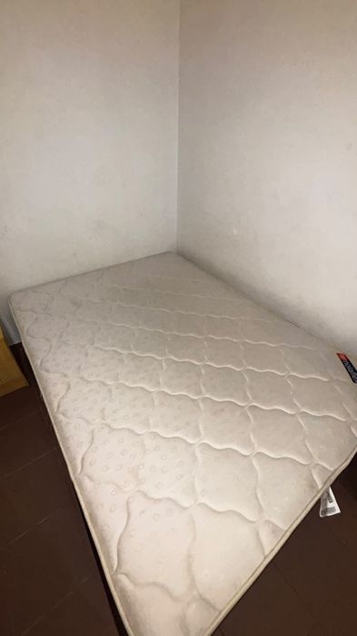 Vende-se moveis, cama e a base, roupeiro com espelho, e um mini armário com  seis gavetas