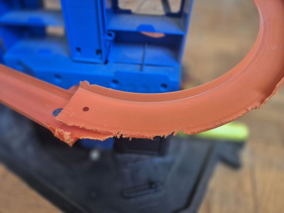 Zestaw Mattel Hot Wheels City  Mega Garaż Atak Dinozaura T-Rex