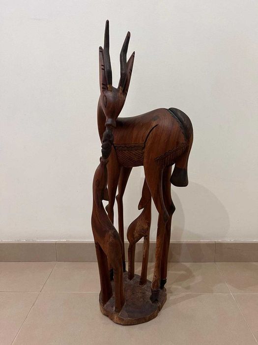 Escultura Artesanal de Veado em Madeira