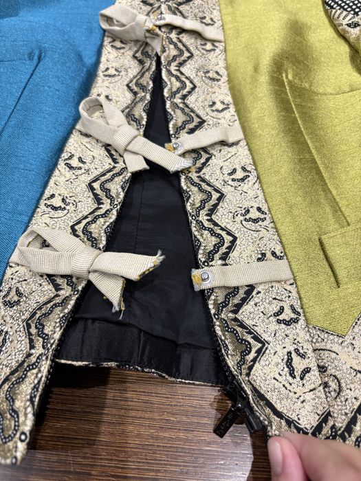 Conjunto vestido e casaco com padrões decorativos