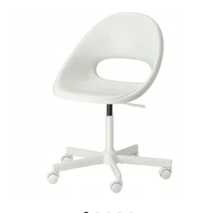 Białe krzesło obrotowe