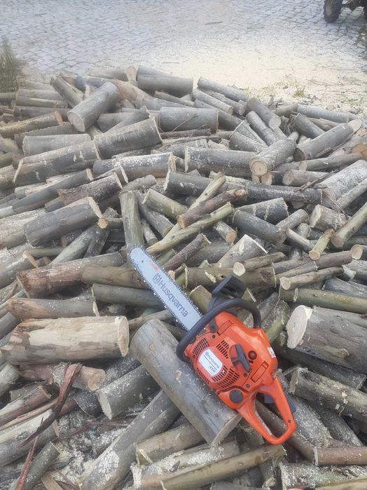 Lenha de pinho e eucalipto. Limpezas de terrenos.