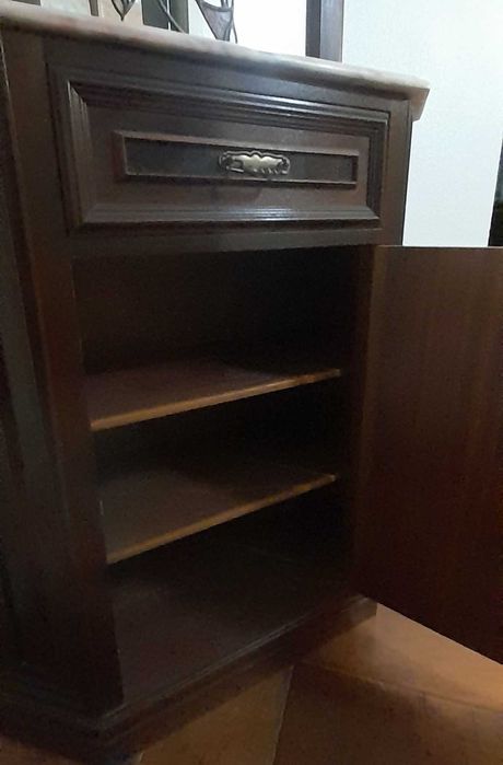 Aparador com gaveta e prateleiras