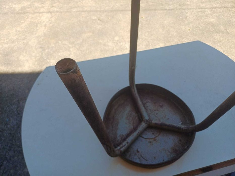 Banco em chapa, com 3 pés, antigo
